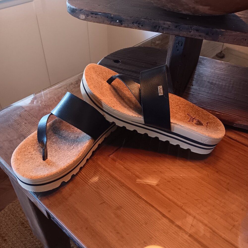 Reef Bkack Platform Sandals